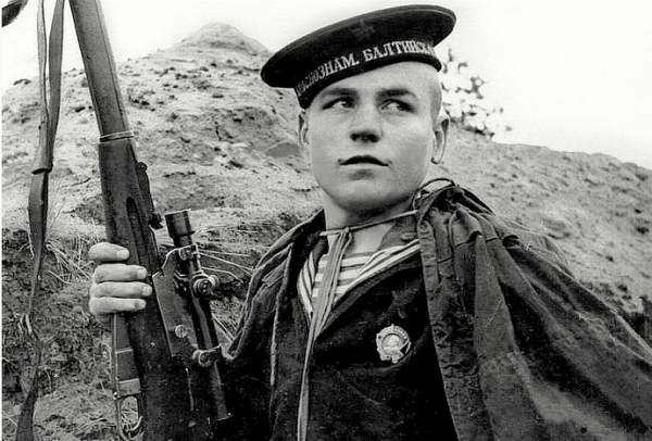 Почему снайпер Антонов стрелял в немцев на переднем краю только под звуки советского пулемета